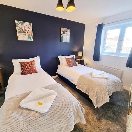 Stylish 3 Bedrooms & 2 Bathrooms House, Free Parking On Premises! CBG Exterior foto