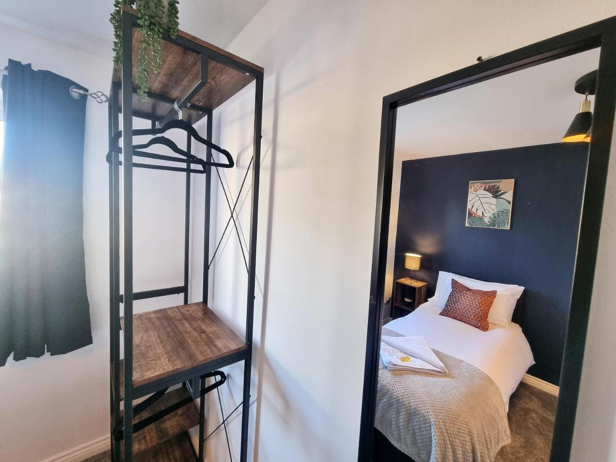 Stylish 3 Bedrooms & 2 Bathrooms House, Free Parking On Premises! CBG Exterior foto